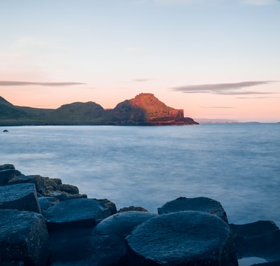 海山悬崖旁边白天
